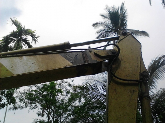 รถแบคโฮ KOBELCO  PC - 200 - 3.    สนใจติดต่อ  081 - 6079515