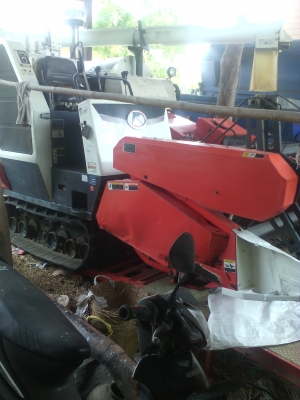 ขายรถเกี่ยว dc 68 gใช้งานน้อย 1700 ชั่วโมง ปี54 เอกสารเล้มพร้อมโอนราคา335000บาทโทร0868780038