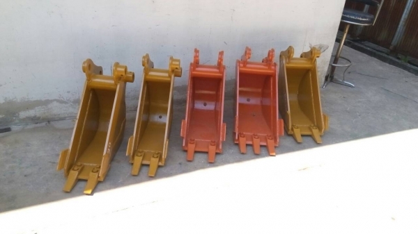 รับสั่งทำและขายบุ้งกี้ปากแคบสำหรับวางท่อปะปา รถแมคโคเล็ก. โคมัสสุ คุโบต้า ยันม่าร์ ทุกรุ่น รับประกันความแข็งแรง