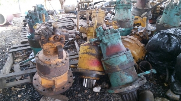 ขายมอเตอร์สวิงรถแมคโครุ่น 200. ทั้งโคมัสสุ โกเบ ฮิตาชิ แคท ขายทั้งลูกหรือแยกท่อนบนท่อนล่าง  สนใจติดต่อ สมศักดิ์ เวียงแก้ว เบอร์ 089-21-5130