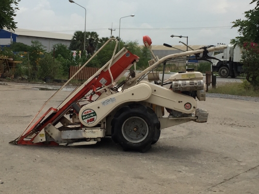 รถเกี่ยวข้าวเดินตาม ยี่ห้อKubota รุ่นใหม่ คันใหญ่2แถว