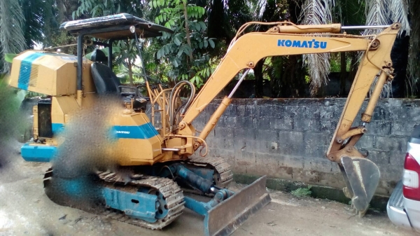 รถแบคโฮ KOMATSU  PC - 30 - 3    สนใจติดต่อ  081 - 6079515