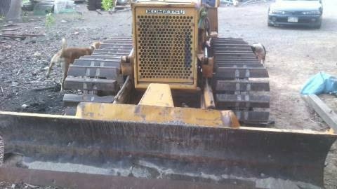 ขายแทรกเตอร์ KOMATSU D20-6 ตีนเป็ด  สภาพสวยพร้อมใช้ติดต่อได้ที่คุณ อ๊อฟ พิจิตร 086-737-9991