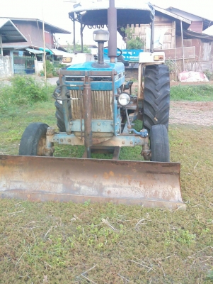 ขายรถไถฟอร์ด 6600 เสื้อลาย อุปกรณ์ดันหน้า หางเจ็ด เล่มทะเบียนพร้อม