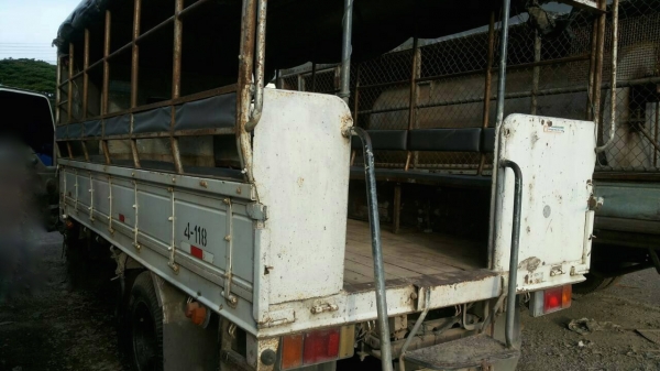 รถอีซูซุ 6 ล้อ ( ไม่ดั้ม ) NKR 130 แรงม้า. ปี 49.    สนใจติดต่อ  081 - 6079515