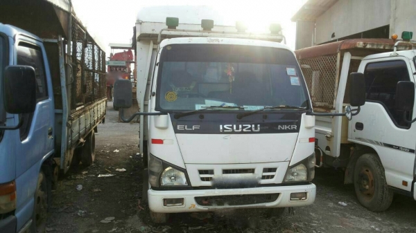 รถอีซูซุ 6 ล้อ ( ไม่ดั้ม ) NKR 130 แรงม้า. ปี 49.    สนใจติดต่อ  081 - 6079515