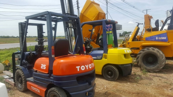 ขายรถโฟล์คลิฟ TOYOTA  รุ่น 6 ขนาดยก 2.5 ตัน เสาสูง 3 เมตร เครืองดีเซล (สภาพพร้อมใช้งาน)