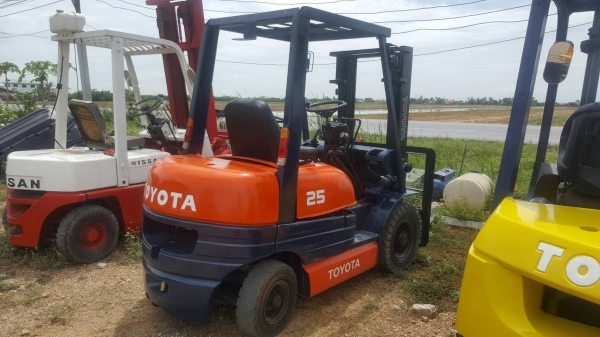 ขายรถโฟล์คลิฟ TOYOTA  รุ่น 6 ขนาดยก 2.5 ตัน เสาสูง 3 เมตร เครืองดีเซล (สภาพพร้อมใช้งาน)