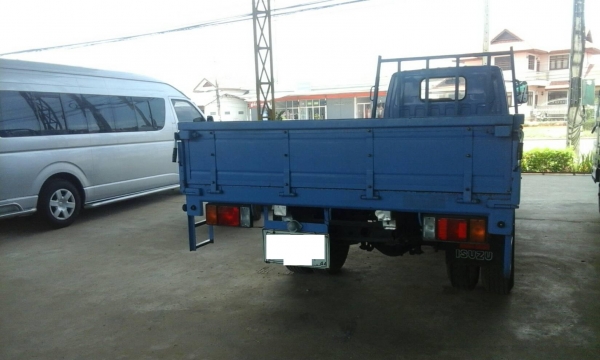 รถ 6 ล้อ อีซูซุ NKR