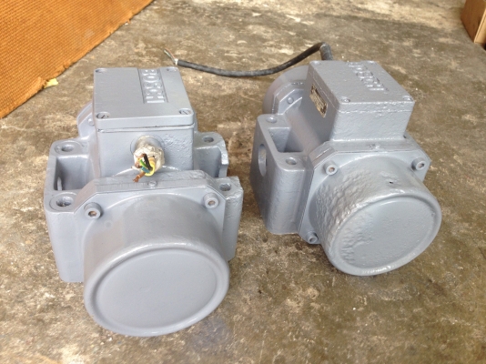 ขายมอเตอร์สั่น-เขย่า Bosch made in Germany ขนาด 3/4HP. 380V สภาพดีเดิมๆ ทำสีใหม่ เขย่าแรง พร้อมใช้งาน มี 2ตัวครับ ขายมอเตอร์สั่น-เขย่า Bosch made in Germany ขนาด 3/4HP. 380V สภาพดีเดิมๆ ทำสีใหม่ เขย่าแรง พร้อมใช้งาน มี 2ตัวครับ