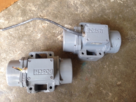 ขายมอเตอร์สั่น-เขย่า Bosch made in Germany ขนาด 3/4HP. 380V สภาพดีเดิมๆ ทำสีใหม่ เขย่าแรง พร้อมใช้งาน มี 2ตัวครับ ขายมอเตอร์สั่น-เขย่า Bosch made in Germany ขนาด 3/4HP. 380V สภาพดีเดิมๆ ทำสีใหม่ เขย่าแรง พร้อมใช้งาน มี 2ตัวครับ