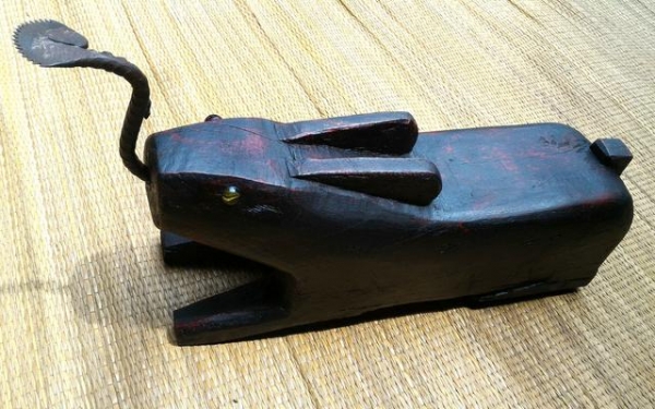 กระต่ายขูดมะพร้าวตัวใหญ่ เดิมๆ แกะจากต้นไม้ชิ้นเดียวทั้งตัว สภาพสวยทีเดียวครับ หนักพอสมควร ใช้ตกแต่งบ้านหรือร้านคลาสสิคมากครับ