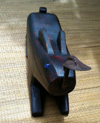 กระต่ายขูดมะพร้าวตัวใหญ่ เดิมๆ แกะจากต้นไม้ชิ้นเดียวทั้งตัว สภาพสวยทีเดียวครับ หนักพอสมควร ใช้ตกแต่งบ้านหรือร้านคลาสสิคมากครับ