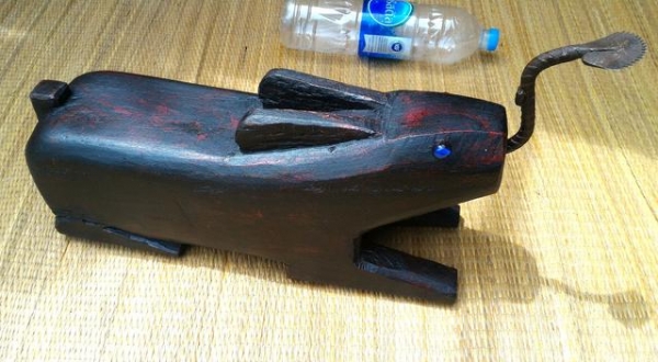 กระต่ายขูดมะพร้าวตัวใหญ่ เดิมๆ แกะจากต้นไม้ชิ้นเดียวทั้งตัว สภาพสวยทีเดียวครับ หนักพอสมควร ใช้ตกแต่งบ้านหรือร้านคลาสสิคมากครับ