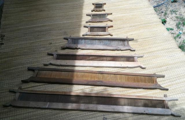 ฟืมทอผ้าไหม ทอผ้าตีนซิ่น ยกชุด 7 ตัว ของเก่าของโบราณปู่ย่าตาทวด อายุ60-70ปีขึ้นไปใช้ตกแต่งบ้านหรือร้านค้าสวยงามแบบไทยเดิม สภาพดีสวยมากครับ