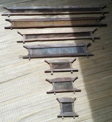 ฟืมทอผ้าไหม ทอผ้าตีนซิ่น ยกชุด 7 ตัว ของเก่าของโบราณปู่ย่าตาทวด อายุ60-70ปีขึ้นไปใช้ตกแต่งบ้านหรือร้านค้าสวยงามแบบไทยเดิม สภาพดีสวยมากครับ