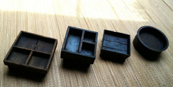 พานหมากเก่าโบราณแท้ แกะสลักลายด้วยมือ ลงรักเก่า ยกชุด 4ตัว สุดคุ้มครับ ใช้ตกแต่งสถานที่สวยงามทีเดียว