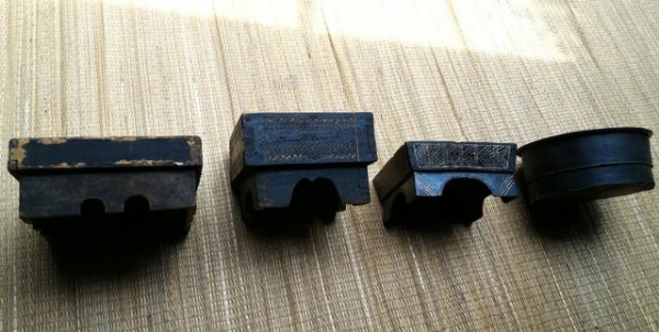 พานหมากเก่าโบราณแท้ แกะสลักลายด้วยมือ ลงรักเก่า ยกชุด 4ตัว สุดคุ้มครับ ใช้ตกแต่งสถานที่สวยงามทีเดียว