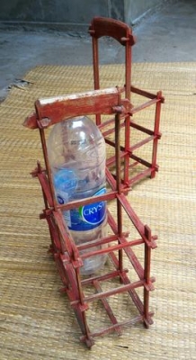 ที่ใส่ขวดน้ำคู่แบบโบราณแท้ ลงสีเก่าแท้ ใช้ไม้ไผ่ชนิดแข็งแรงพิเศษ เป็นการออกแบบสมัยโบราณแท้ ไม่มีตอกตะปู สวยและแข็งแรงยังใช้งานได้ดี ใส่ขวดน้ำแบบขวดแม่โขงครับหายากครับ