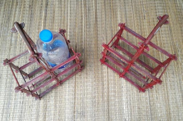 ที่ใส่ขวดน้ำคู่แบบโบราณแท้ ลงสีเก่าแท้ ใช้ไม้ไผ่ชนิดแข็งแรงพิเศษ เป็นการออกแบบสมัยโบราณแท้ ไม่มีตอกตะปู สวยและแข็งแรงยังใช้งานได้ดี ใส่ขวดน้ำแบบขวดแม่โขงครับหายากครับ