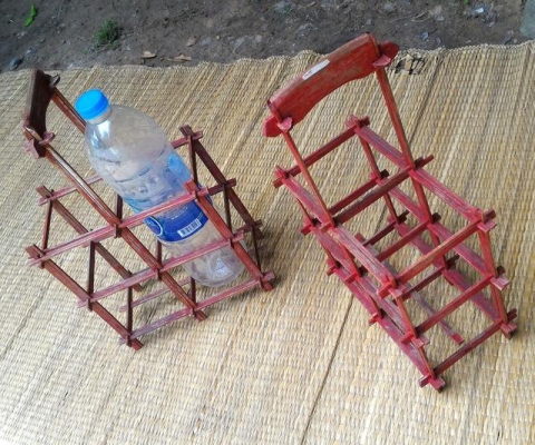 ที่ใส่ขวดน้ำคู่แบบโบราณแท้ ลงสีเก่าแท้ ใช้ไม้ไผ่ชนิดแข็งแรงพิเศษ เป็นการออกแบบสมัยโบราณแท้ ไม่มีตอกตะปู สวยและแข็งแรงยังใช้งานได้ดี ใส่ขวดน้ำแบบขวดแม่โขงครับหายากครับ