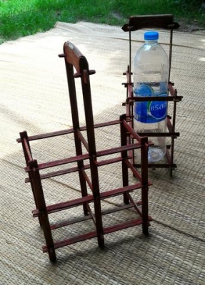 ที่ใส่ขวดน้ำคู่แบบโบราณแท้ ลงสีเก่าแท้ ใช้ไม้ไผ่ชนิดแข็งแรงพิเศษ เป็นการออกแบบสมัยโบราณแท้ ไม่มีตอกตะปู สวยและแข็งแรงยังใช้งานได้ดี ใส่ขวดน้ำแบบขวดแม่โขงครับหายากครับ