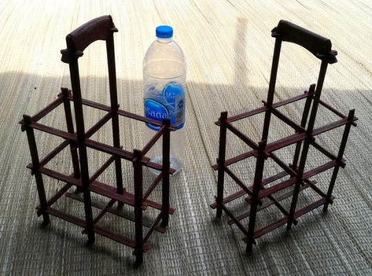 ที่ใส่ขวดน้ำคู่แบบโบราณแท้ ลงสีเก่าแท้ ใช้ไม้ไผ่ชนิดแข็งแรงพิเศษ เป็นการออกแบบสมัยโบราณแท้ ไม่มีตอกตะปู สวยและแข็งแรงยังใช้งานได้ดี ใส่ขวดน้ำแบบขวดแม่โขงครับหายากครับ