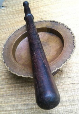 ตะบองท้าวเวสสุวรรณขนาดใหญ่ สร้างจากไม้มงคลไม้พิเศษๆ คือธาตุทนสิทธิ์เป็นของเก่า มีชิ้นเดียวแข็งแรงน้ำหนักมากครับ