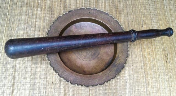 ตะบองท้าวเวสสุวรรณขนาดใหญ่ สร้างจากไม้มงคลไม้พิเศษๆ คือธาตุทนสิทธิ์เป็นของเก่า มีชิ้นเดียวแข็งแรงน้ำหนักมากครับ