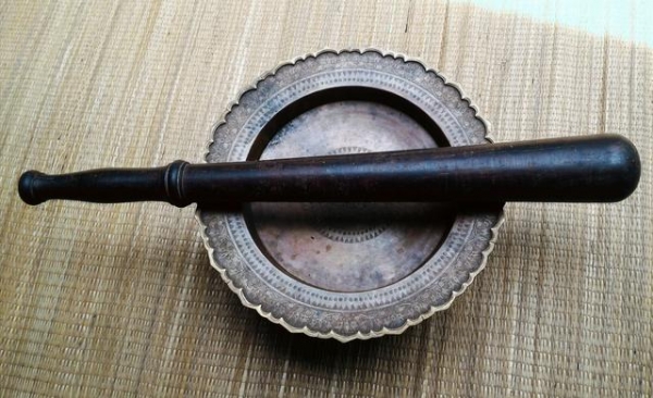 ตะบองท้าวเวสสุวรรณขนาดใหญ่ สร้างจากไม้มงคลไม้พิเศษๆ คือธาตุทนสิทธิ์เป็นของเก่า มีชิ้นเดียวแข็งแรงน้ำหนักมากครับ