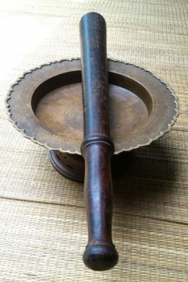 ตะบองท้าวเวสสุวรรณขนาดใหญ่ สร้างจากไม้มงคลไม้พิเศษๆ คือธาตุทนสิทธิ์เป็นของเก่า มีชิ้นเดียวแข็งแรงน้ำหนักมากครับ