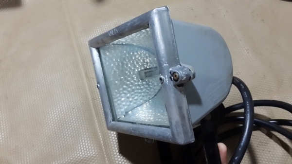 ไฟสปอตไลท์500พร้อมหลอดพร้อมสายYASAKI2.5เมตรเสียบปลั๊กพร้อมใช้