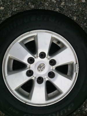 ขายแม็ก TOYOTA 6รูขอบ16 พร้อมยางบริดสโตน 205/70R15 ยาวสัปดาห์ที่31ปี14 สวยๆ จำนวน 1 ชุด พร้อมน๊อตแท้ 24 ตัว