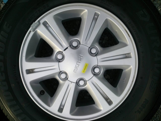 ขายแม็กยางถอดป้ายแดง ALL NEW ISUZU 6 รูขอบ15 พร้อมยางบริดสโตน 215/70 R15 ยางสัปดาห์ที่11 ปี16 ตุ่มยางชัดเจนทุกเส้นๆสีจางๆ ใหม่ๆ จำนวน 1 ชุด