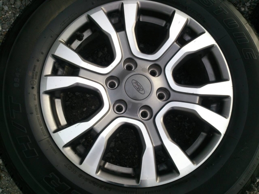 ขายแม็ก ALL NEW FORD RANGER 6รูขอบ18 พร้อมยาง 265/60R18 ยางสัปดาห์ที่38 ปี15 ดอกยางเต็มหนาสดเท่ากันใช้งานน้อยไม่แตกลายไม่ร้าว (สภาพ95\%) สวยๆ จำนวน 1 ชุด