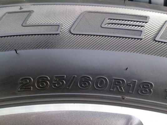 ขายแม็ก ALL NEW FORD RANGER 6รูขอบ18 พร้อมยาง 265/60R18 ยางสัปดาห์ที่38 ปี15 ดอกยางเต็มหนาสดเท่ากันใช้งานน้อยไม่แตกลายไม่ร้าว (สภาพ95\%) สวยๆ จำนวน 1 ชุด