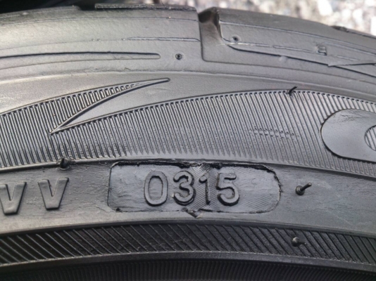 ขายแม็กWELD 4รู100 ขอบ15 กว้าง 8 นิ้ว 4วง พร้อมยาง195/50R15 ยางสัปดาห์ที่03 ปี15 ดอกยางเต็มสวย จำนวน 1 ชุด