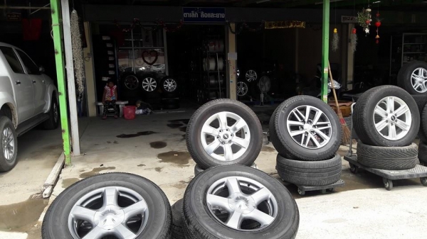 ขายล้อแม็กD-max 17" ยางปี15 สีรมดำ สนใจติดต่อ ตาเล็ก ล้อและยางครับ 081-3747940