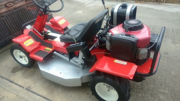 ขายรถตัดหญ้านั่งครับ 14 HPเก่าญี่ปุ่น0835662999Lineid:hs4trp ราคา 58,000บาท