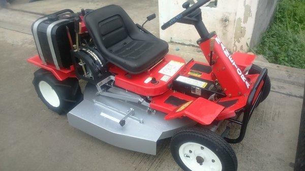 ขายรถตัดหญ้านั่งครับ 14 HPเก่าญี่ปุ่น0835662999Lineid:hs4trp ราคา 58,000บาท
