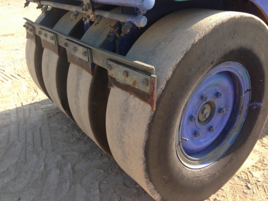 รถบด สั่นสะเทือน 4ตัน หน้าเหล็กหลังยาง Komatsu. เก่าญี่ปุ่น โทร.090-986-2521 อ๊อบ