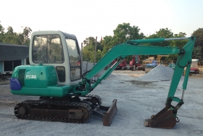 KOMATSU PC30-7 พร้อมเก๋ง สวยๆเดิมๆจากญี่ปุ่น100\% โทร.090-986-2521 อ๊อบ