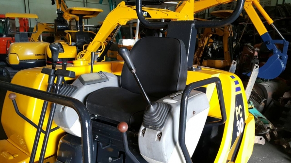 ขาย รถขุด KOMATSU รุ่น PC30-7E- มือสองญี่ปุ่น แทรกเหล็ก เครื่อง 3D84E สีดำ แน่นทั้งคัน สวย พร้อมใช้งาน แรงดีทุกระบบ มือถือ/LINE ID : 0818753444