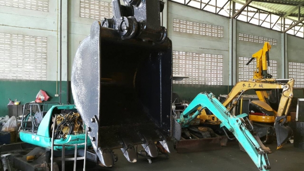 ขาย รถขุด KOMATSU รุ่น PC30-7E- มือสองญี่ปุ่น แทรกเหล็ก เครื่อง 3D84E สีดำ แน่นทั้งคัน สวย พร้อมใช้งาน แรงดีทุกระบบ มือถือ/LINE ID : 0818753444