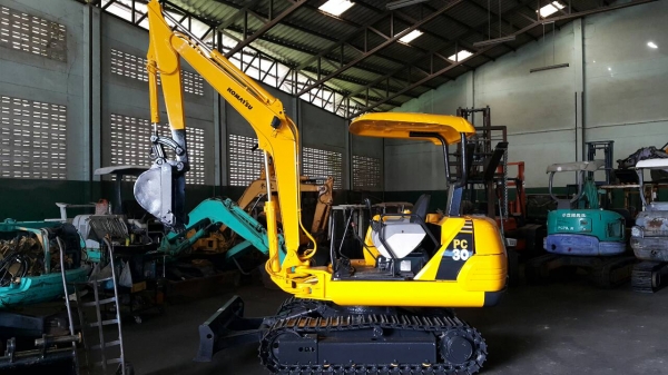 ขาย รถขุด KOMATSU รุ่น PC30-7E- มือสองญี่ปุ่น แทรกเหล็ก เครื่อง 3D84E สีดำ แน่นทั้งคัน สวย พร้อมใช้งาน แรงดีทุกระบบ มือถือ/LINE ID : 0818753444