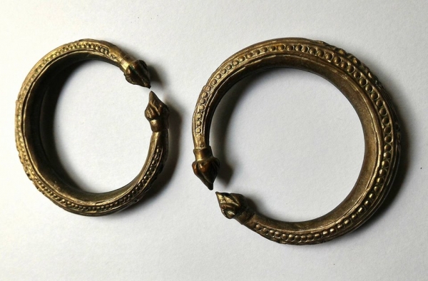 กำไลสัมฤทธิ์กะไหล่เงิน ของเก่าของโบราณ ปล่อยยกคู่ ขนาดพอดีแขนสาวๆ งามๆ ครับ (อุปเท่ห์โลหะ หมายถึง สำเร็จสัมฤทธิ์ผล)