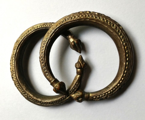 กำไลสัมฤทธิ์กะไหล่เงิน ของเก่าของโบราณ ปล่อยยกคู่ ขนาดพอดีแขนสาวๆ งามๆ ครับ (อุปเท่ห์โลหะ หมายถึง สำเร็จสัมฤทธิ์ผล)