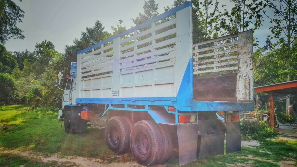 รถฮีโน่ 10 ล้อดั้ม F18 / 187 แรงม้า.    สนใจติดต่อ  081 - 6079515