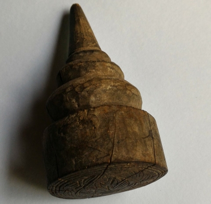 ตราประทับโบราณ ของเจ้านายชั้นสูงในอดีต มีอายุมากกว่า 100ปี เป็นไม้มงคลพิเศษ เป็นงานไม้งานสลักมือลายพุ่มดอกบัว ทรงเจดีย์ น้ำหนักดีกระชับมือ (แกะสลักลอยองค์)