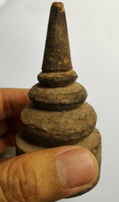 ตราประทับโบราณ ของเจ้านายชั้นสูงในอดีต มีอายุมากกว่า 100ปี เป็นไม้มงคลพิเศษ เป็นงานไม้งานสลักมือลายพุ่มดอกบัว ทรงเจดีย์ น้ำหนักดีกระชับมือ (แกะสลักลอยองค์)